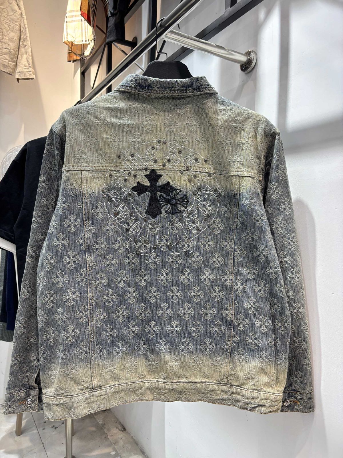グレー