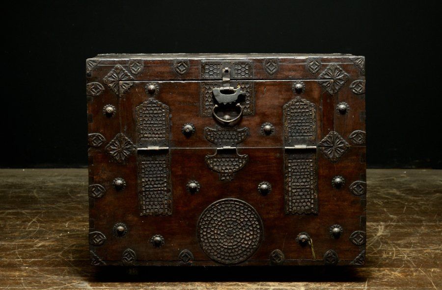 蔵A5527 李朝家具 小ぶりモリジャン バンダジ 鍵付 鉄金具 李朝箪笥