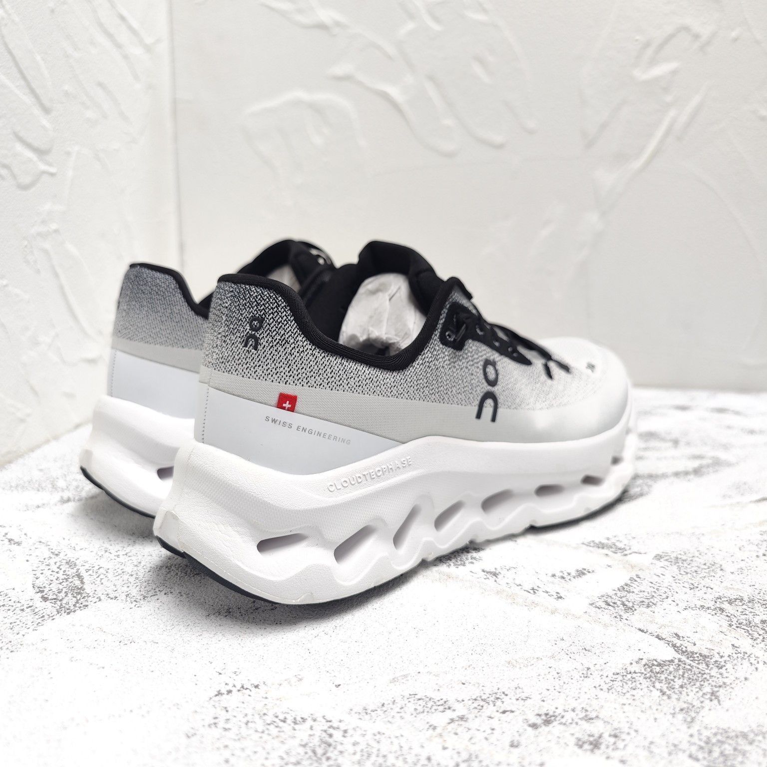 ★新品未使用★ON Cloudtilt（クラウドティルト）★男女兼用★25㎝ ON Cloudtilt（クラウドティルト）ホワイト スニーカー 男女兼用