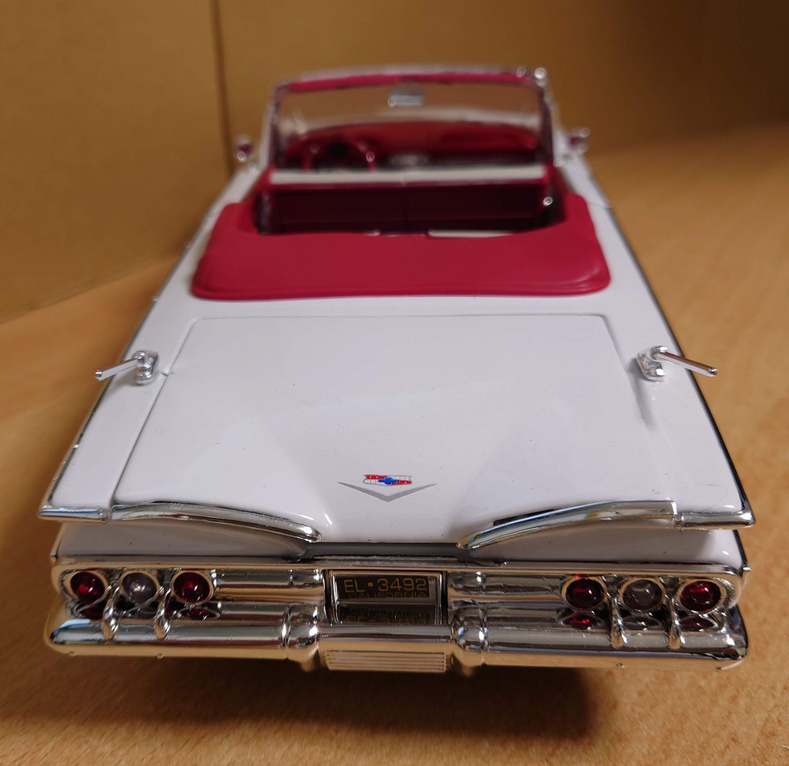 1/18 シェビーインパラ 1960 ホワイト Chevy Impala Convertible