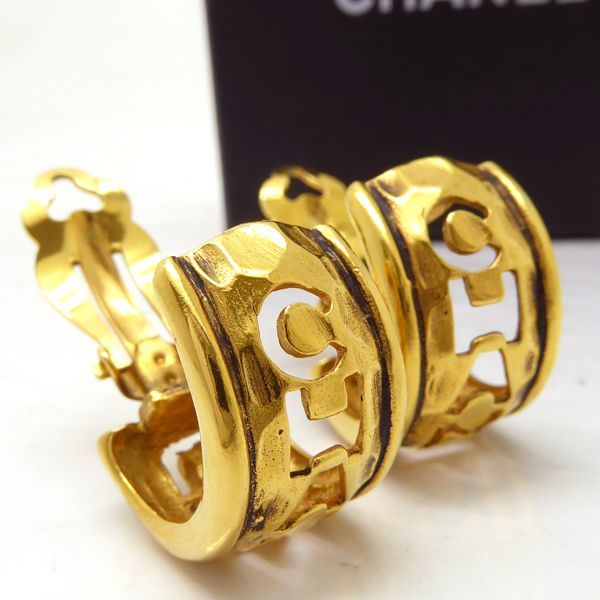 売れ筋介護用品も！ CHANEL ヴィンテージ イヤリング GP ロゴ 型抜き 2317 箱付 イヤリング