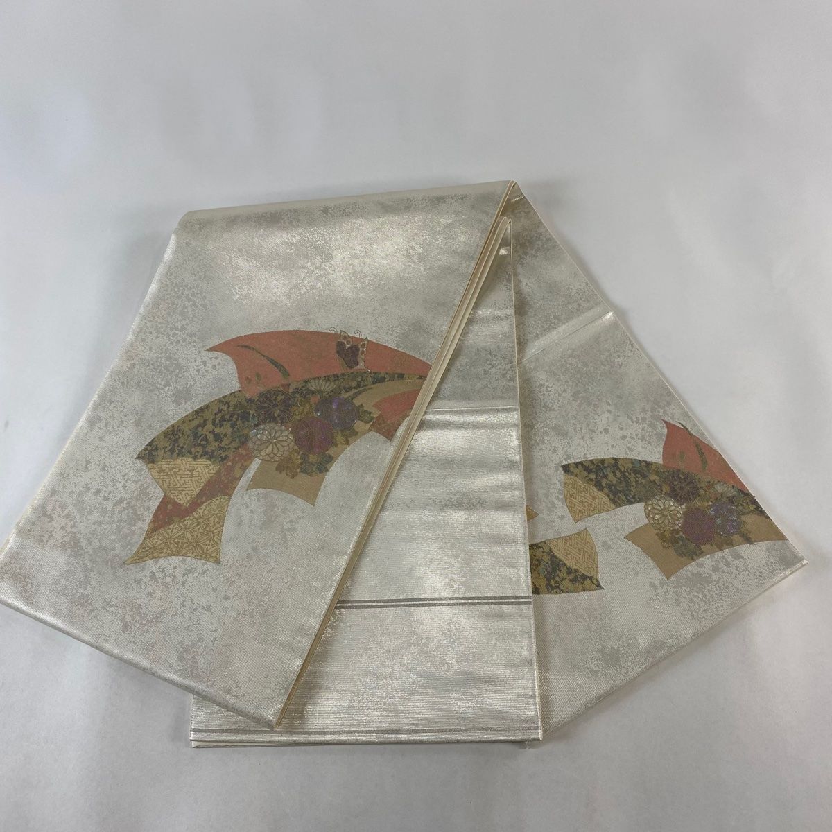 袋帯 名品 関西仕立て 蝶 菊 螺鈿 箔 ベージュ お太鼓柄 正絹