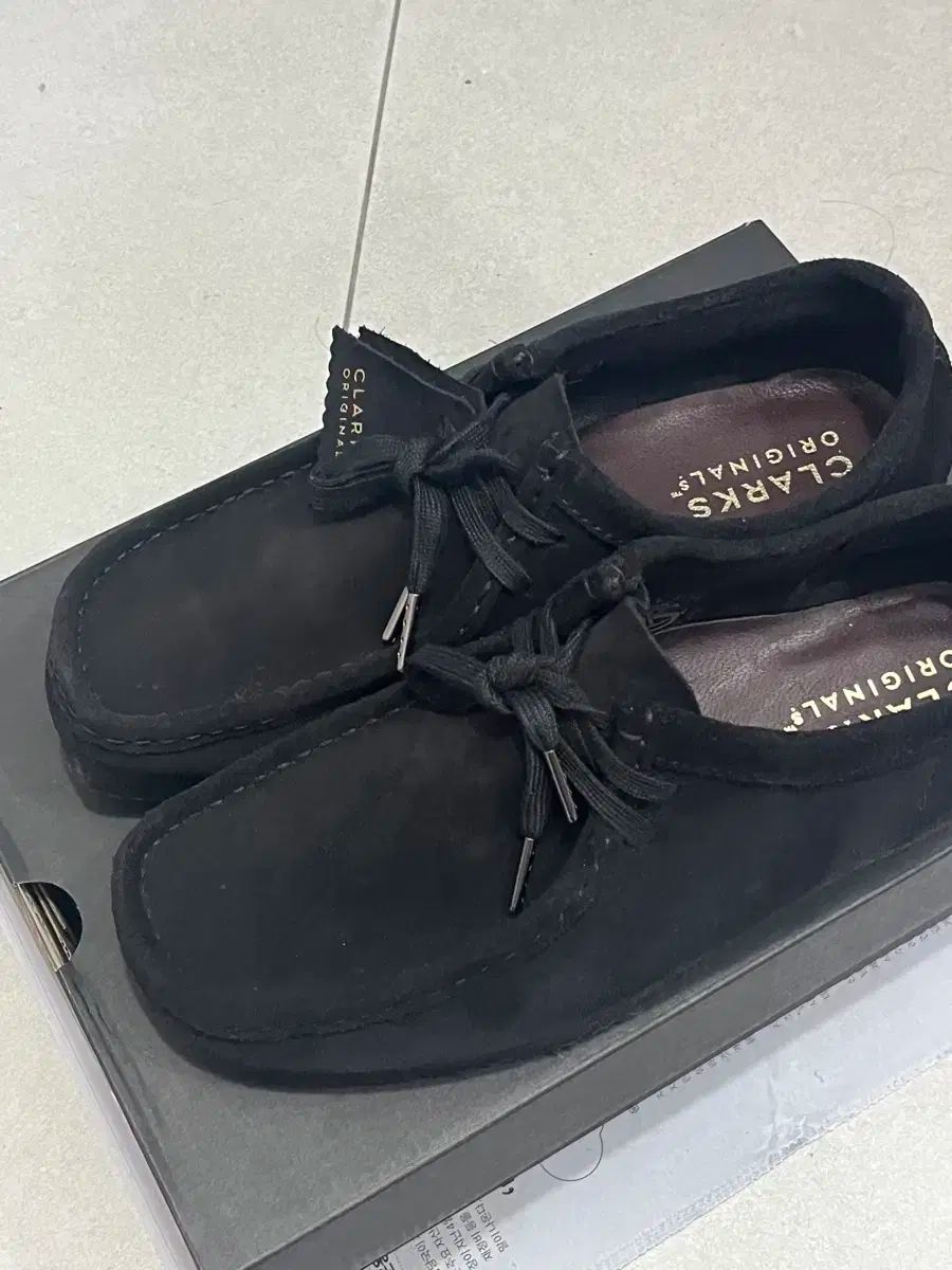 Clarks(クラークス) ワラビー 黒 UK7 （ 255 ） Clarks クラークス