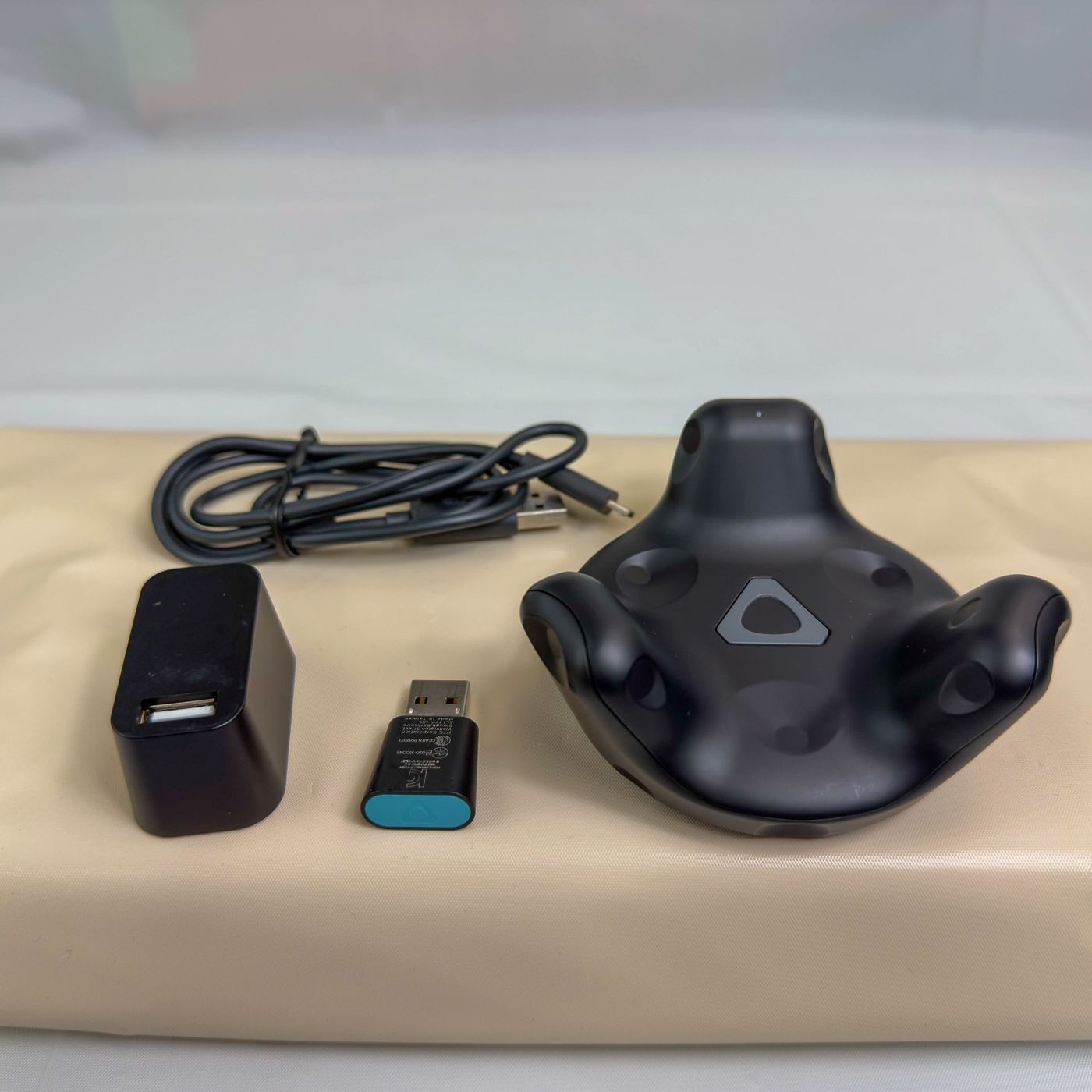 HTC VIVE 本体 トラッカー3個 デラックスオーディオストラップ　他 HTC VIVE VRヘッドセット＋デラックスオーディオストラップ＋