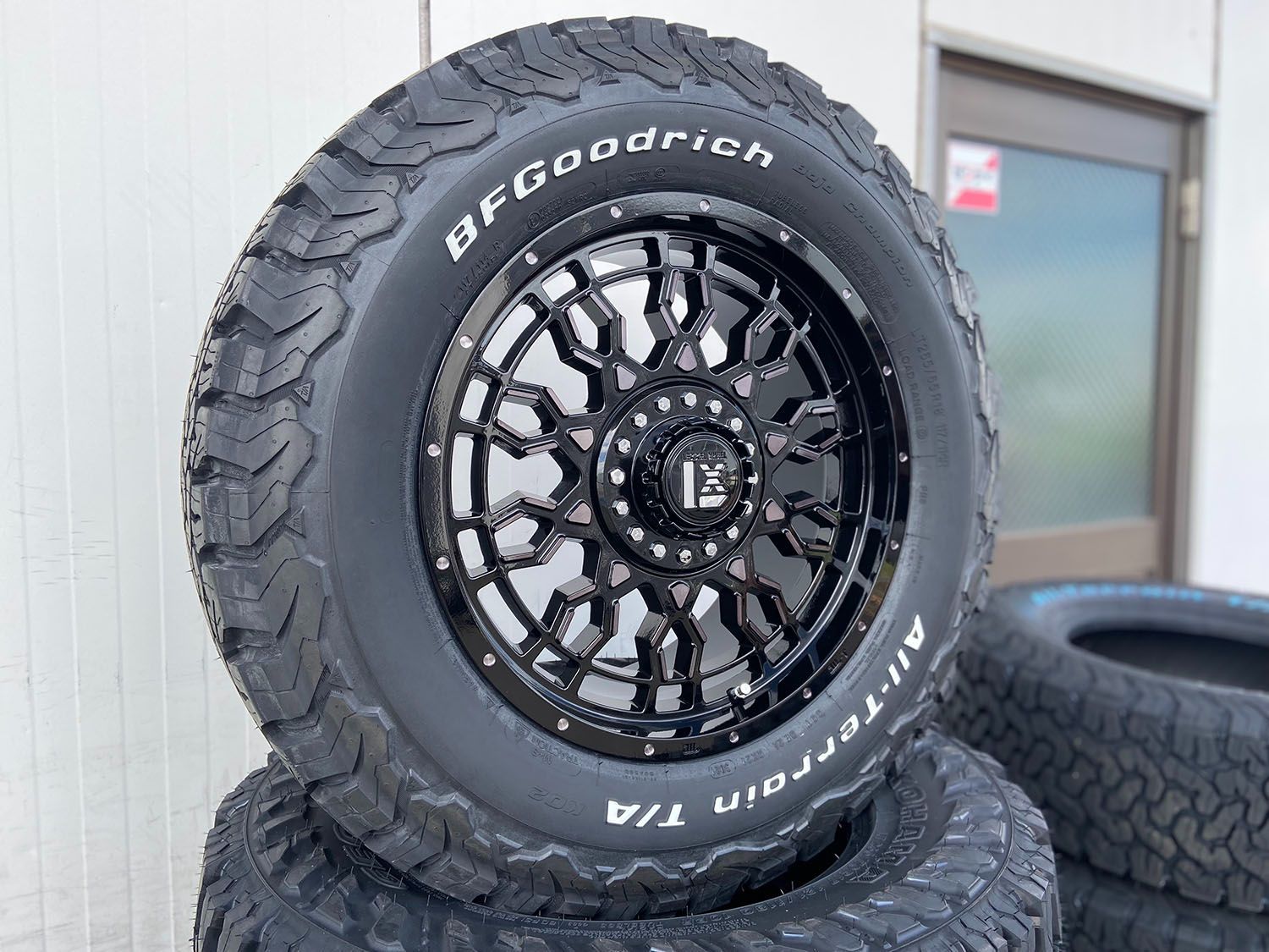 ランドクルーザー300系 18インチ LEXXEL PreDator BF グッドリッチ オールテレーン KO2 265/65R18 1台分  4本セット タイヤホイール - メルカリ - タイヤ・ホイールセット