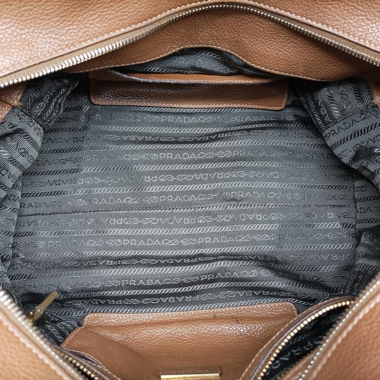 プラダPrada三角ロゴブラウンレザーBN2769158