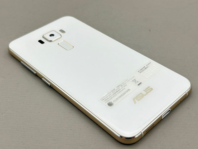 ホワイト スマートフォン 3カメラ
