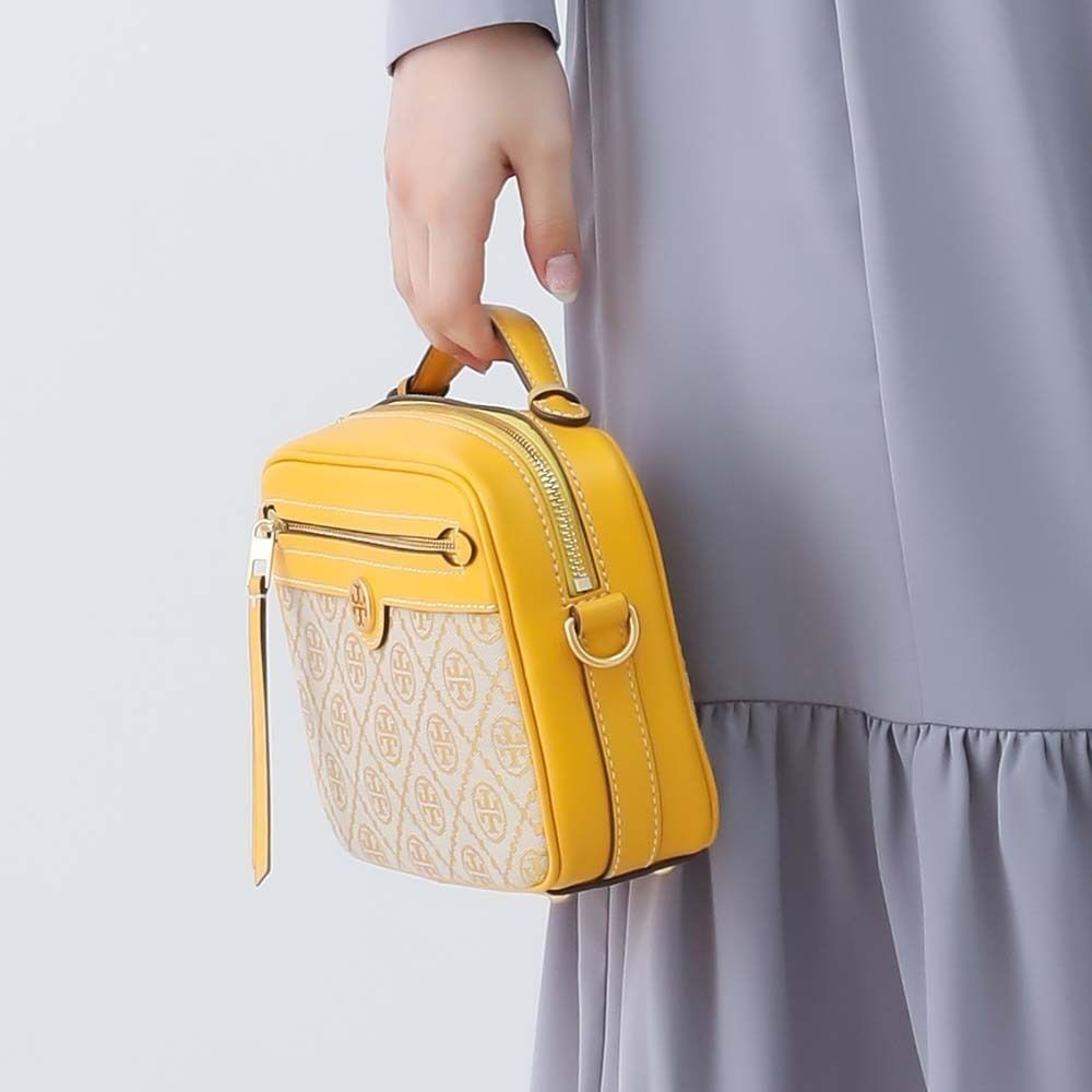 TORY BURCH 79356 703 GOLDFINCH Tモノグラム カメラバッグ 新品 TORY BURCH 79356 703 GOLDFINCH T Monogram Camera Bag Leather