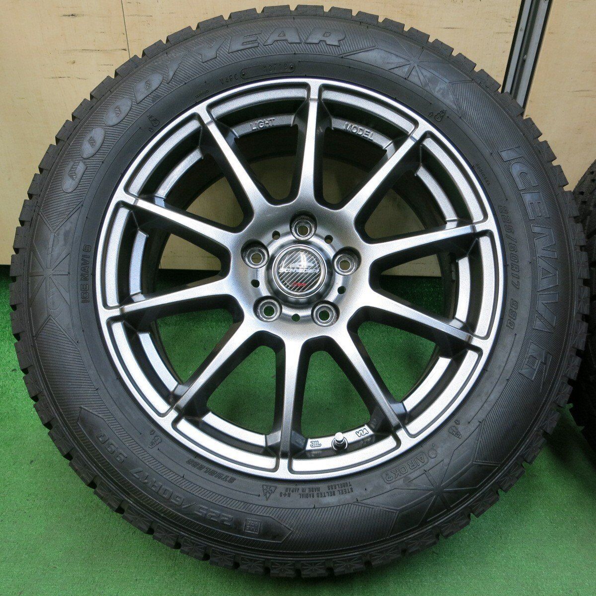 バリ溝！キレイ！ほぼ10分☆スタッドレス 225/60R17 グッドイヤー 