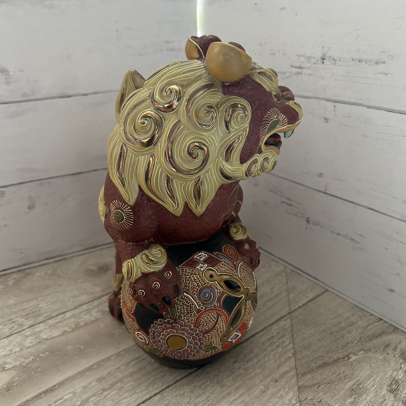 九谷焼 狛犬 玉乗り獅子 シーサー 置物 縁起物 金彩 玄関 ディスプレイ