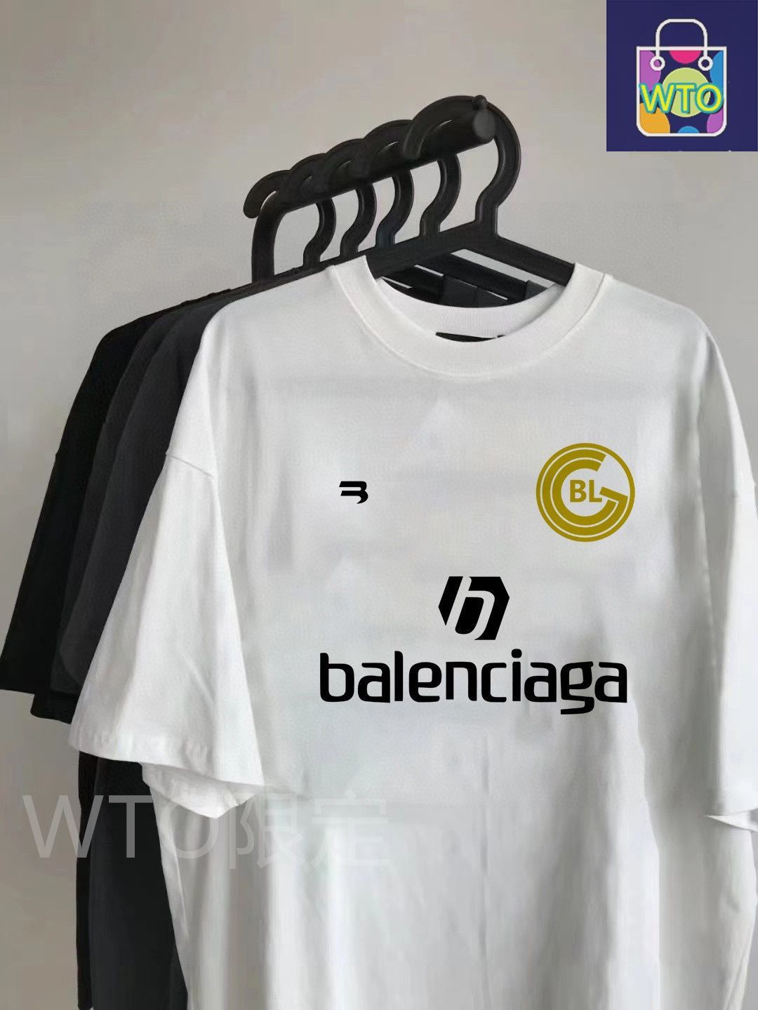 大きな字母ロゴプリントが目を引き