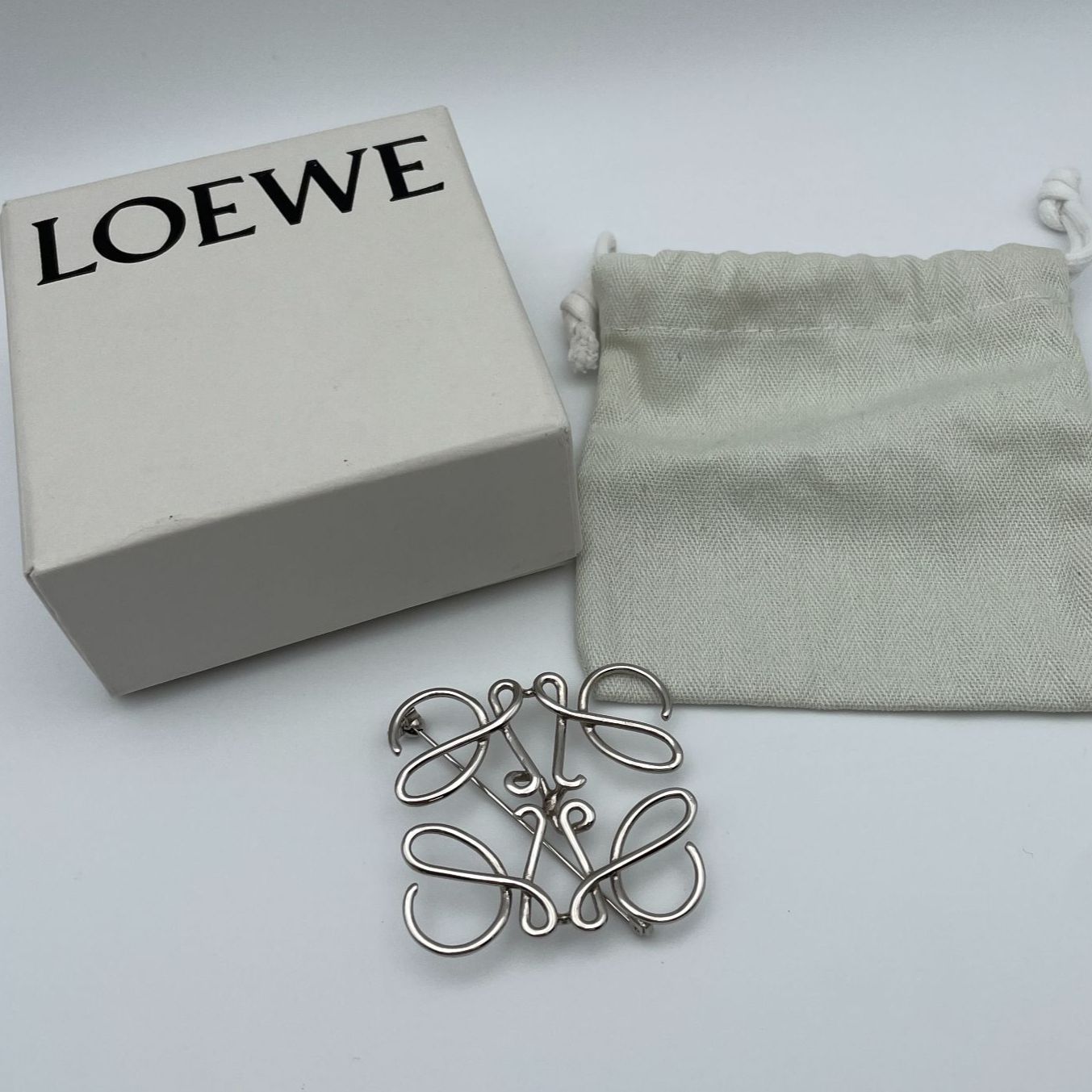 Loewe ブローチ すぐ届く！定番 ブローチ LOEWE ロエベ アナグラム (LOEWE