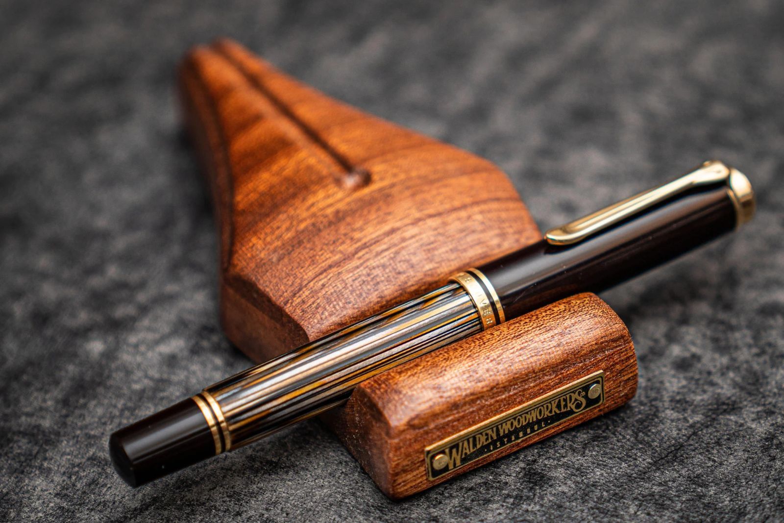 ガレンレザー Galen Leather ペンレスト スタンド 木製 ペン 万年筆 マホガニー製 The Nib Rest インクペンホルダー