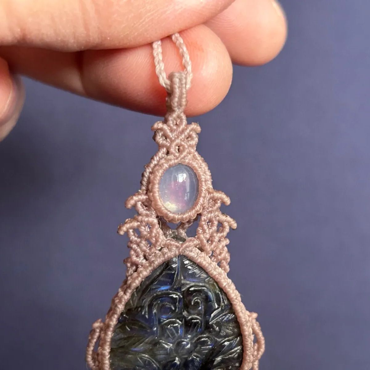 花模様ラブラドライトのマクラメネックレス カンテラ オパール