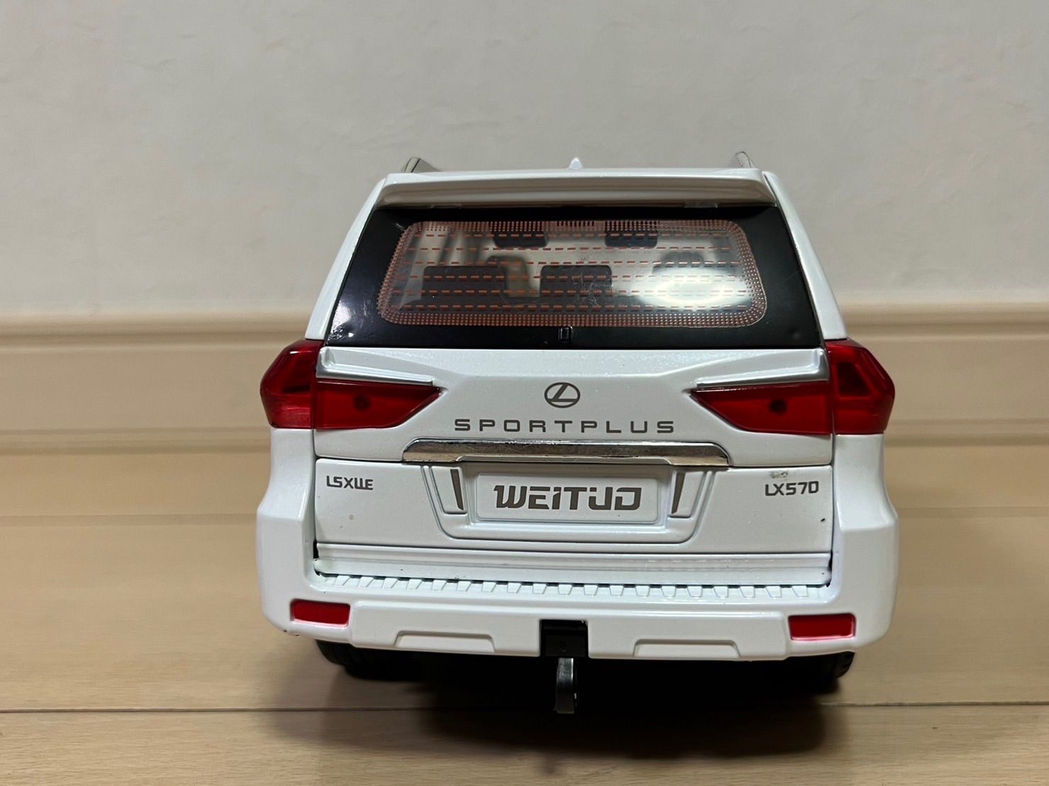 レクサス LX570 ミニカー 1/18 ホワイト H145 再入荷】レクサス LX570 ミニカー 1/18 ホワイト H145 - メルカリ