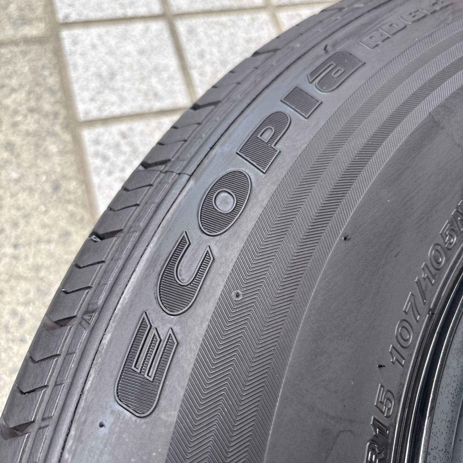 送料無料!!バリ溝】Toyota トヨタ 200系 ハイエース 195/80R15