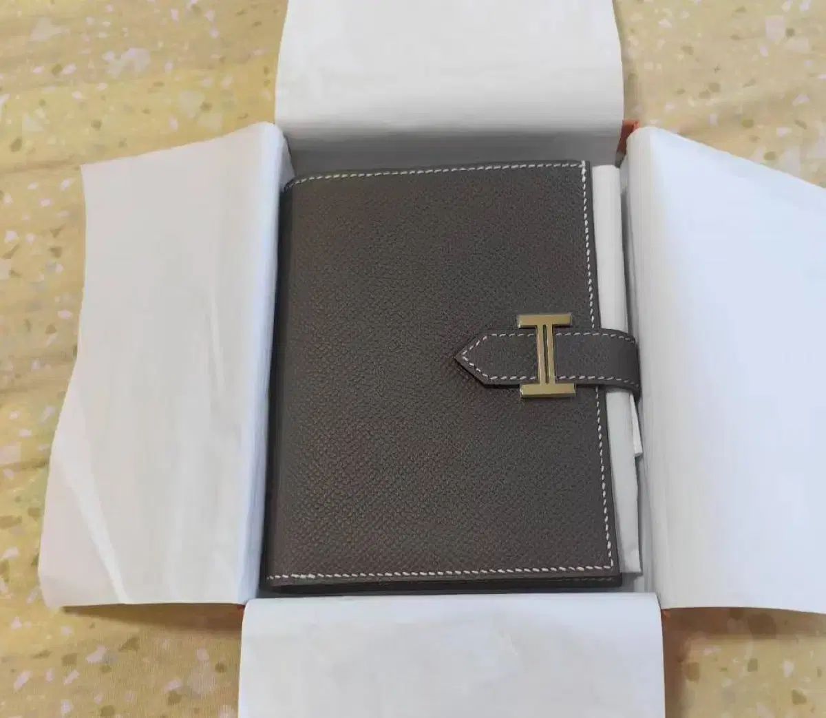 【雷市場（ポンジャン）商品韓国直送】 新品 付属品完備 Hermes(エルメス) ベアン コンパクト 二つ折り財布 エプソン エトープ 金具