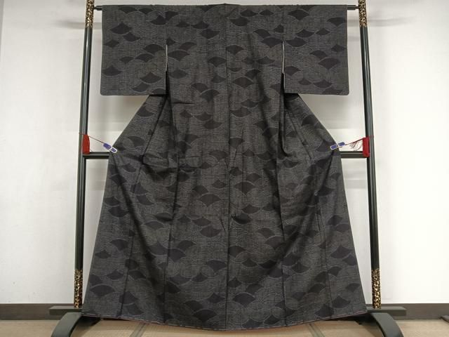 本場結城紬 証明書付き 正絹 黒地に粋な絣柄 袷 着物 U2641 中古】 本場結城紬 単衣 証紙 着物 裄丈65 リサイクル着物 正絹