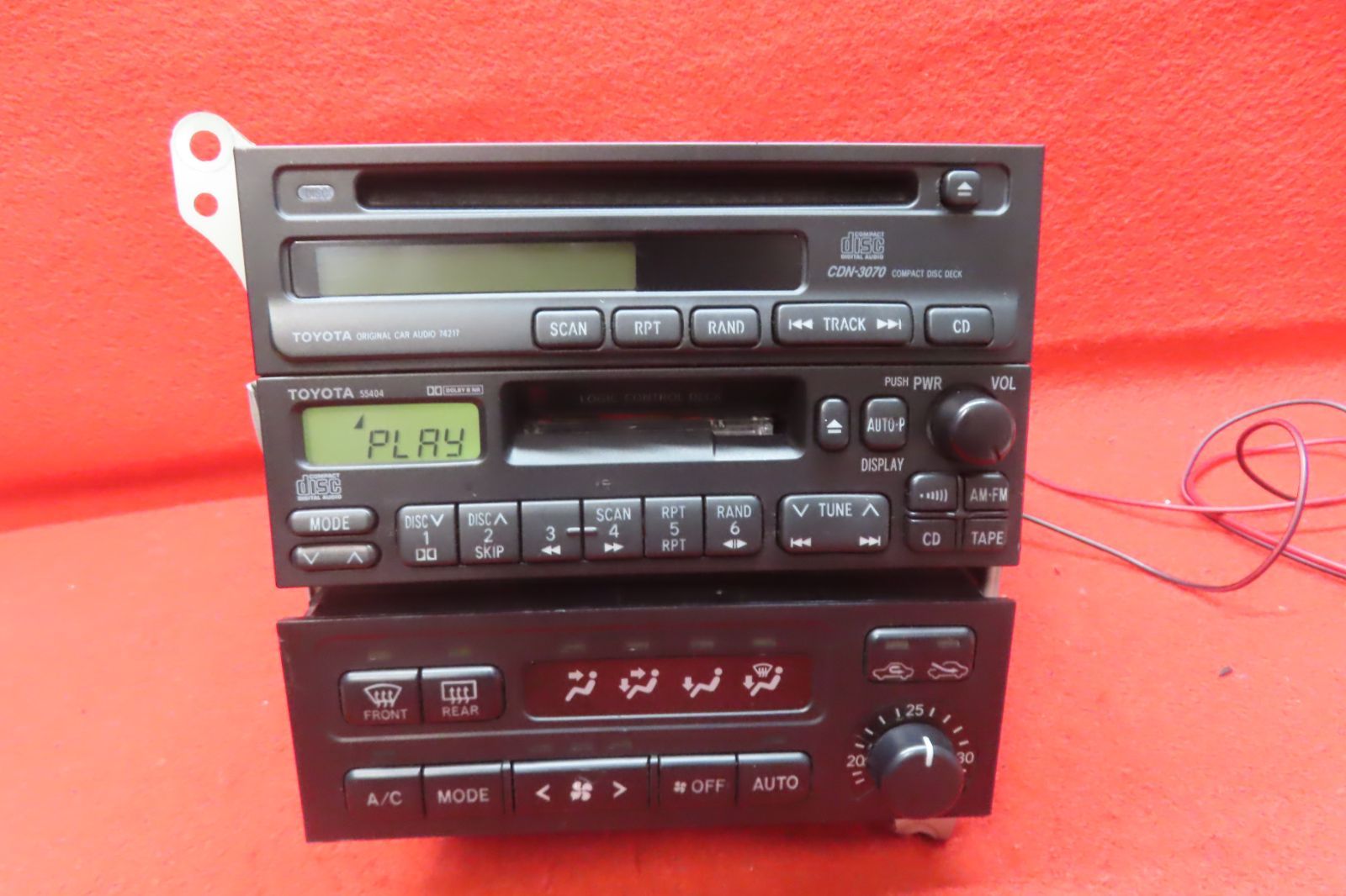 ＊CS2138＊トヨタ純正 CDN-3070 プレーヤー デッキ カーオーディオ エアコンスイッチ カセットテープ再生OK 本体のみ