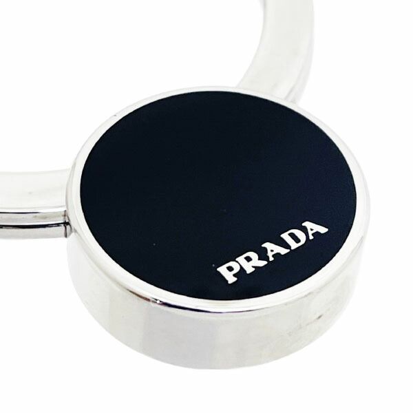  プラダ キーホルダー ラウンド ロゴ キーリング メタル ブラック 黒 1 AP 022 PRADA 丸型 キーフック キーチャーム バッグチャーム チャーム キー 鍵 ブランド小物 メンズ レディース ユニセックス NERO その他 折り財布