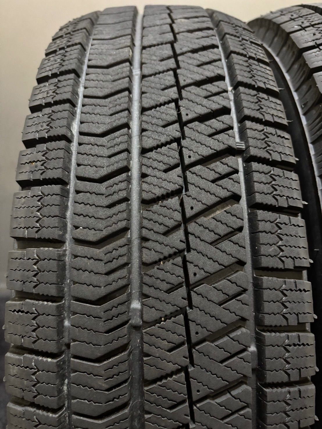 185/70R14 ブリヂストン スタッドレス VRX2 バリ山 カローラ ノート