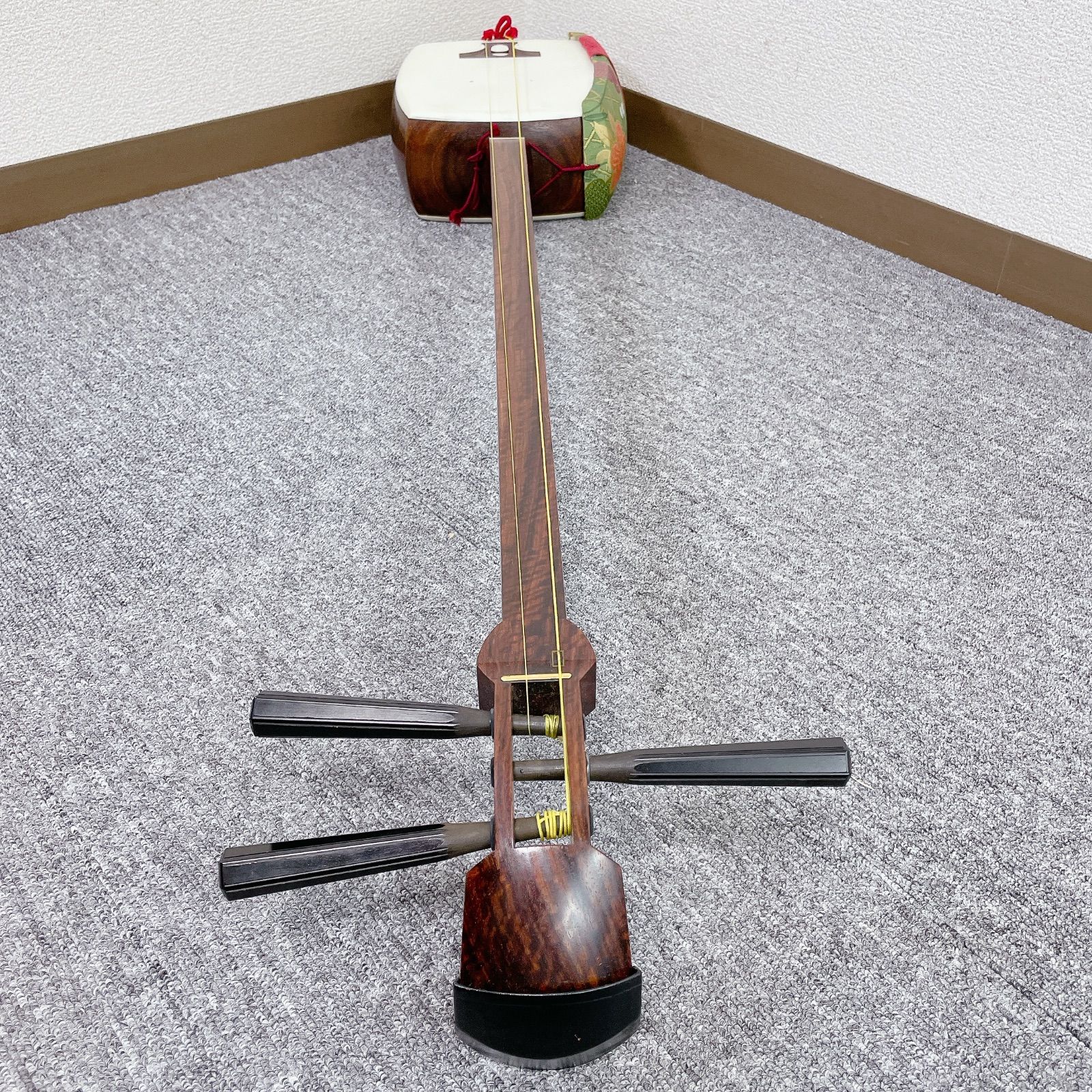 綾杉胴 中棹 三味線 トチ紅木 二枚溝 東さわり 細棹三味線 綾杉胴 トチ紅木 二本溝 金細 東さわり 和楽器