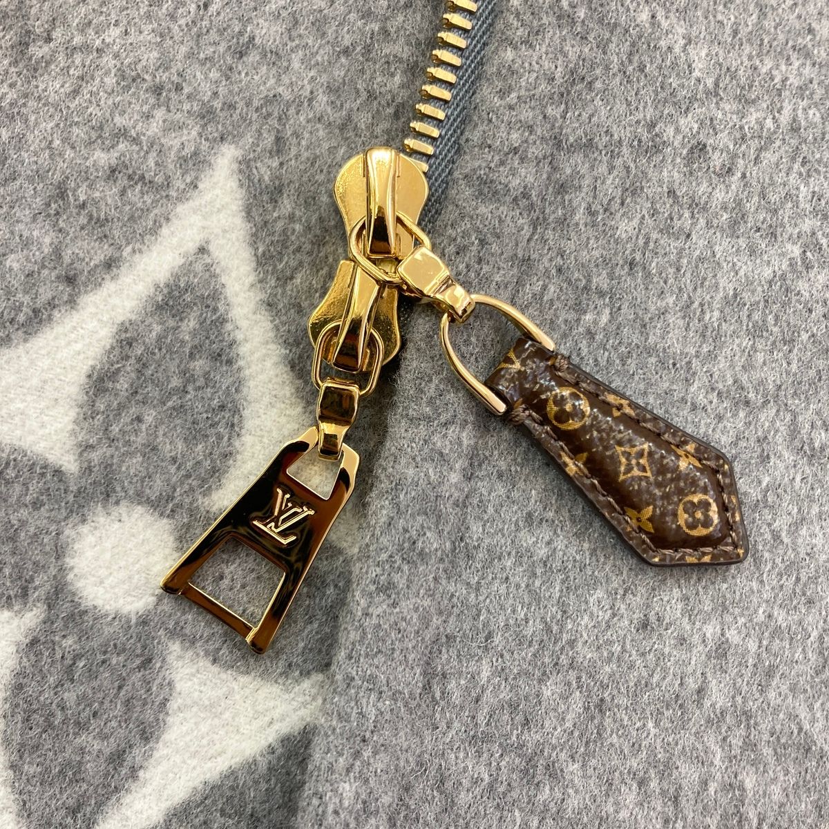 スポーティ ハイネック