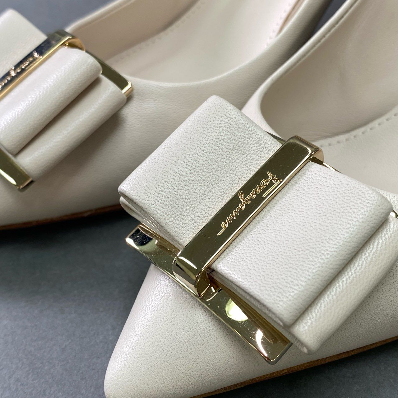 2k11 《美品》 Salvatore Ferragamo サルヴァトーレ フェラガモ VARA 