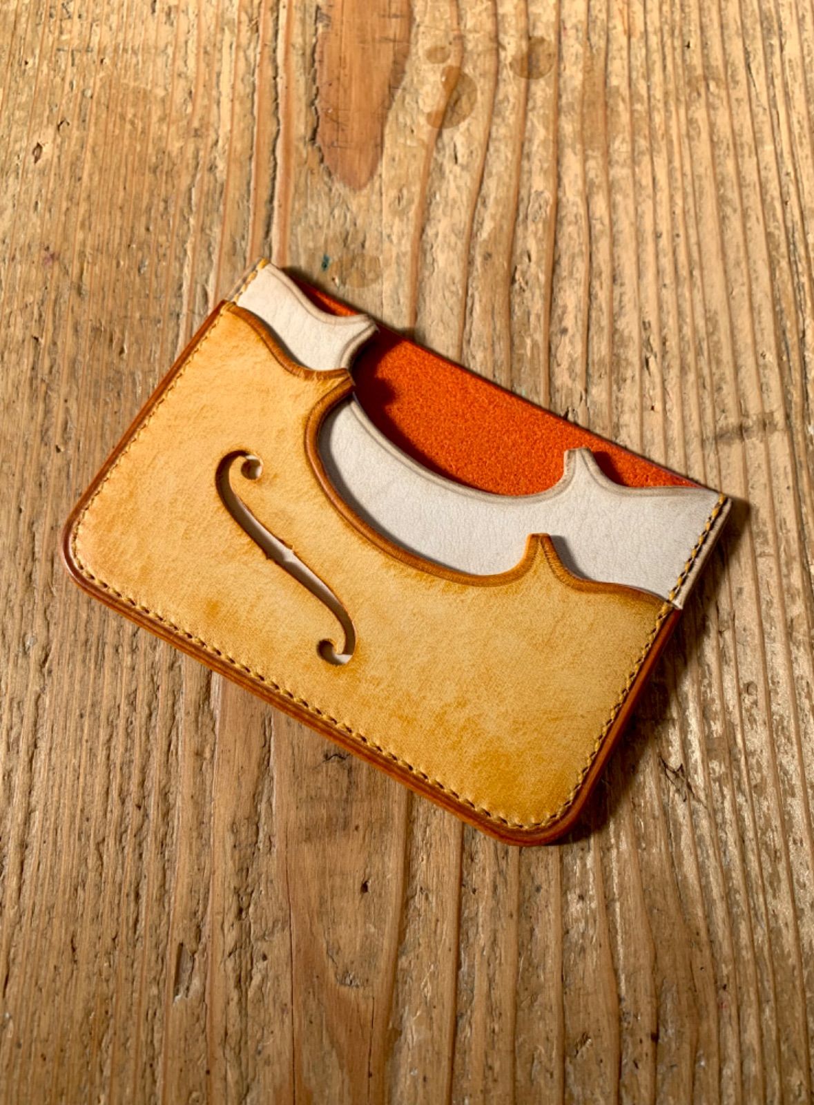 手縫いで創った革のパスケース Flora