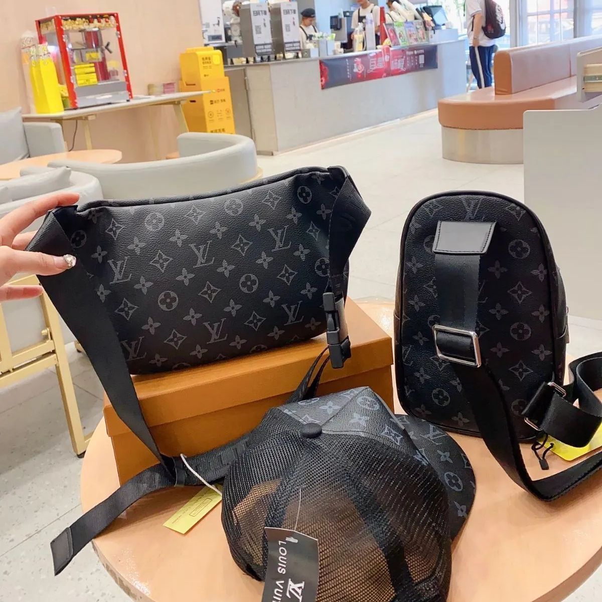 LOUIS VUITTON ブラック ボディバッグセット LOUIS VUITTON ブラック ボディバッグセット