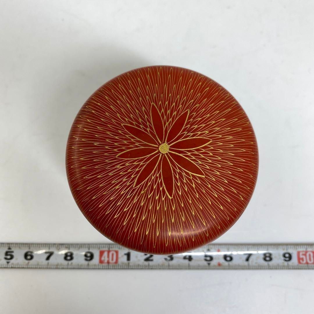 Ｔ８３３　棗　『朱菊彫り』『中棗』『関翠雲 作』　共箱　茶道具 T833 棗 『朱菊彫り』『中棗』『関翠雲 作』 共箱 茶道具 - メルカリ