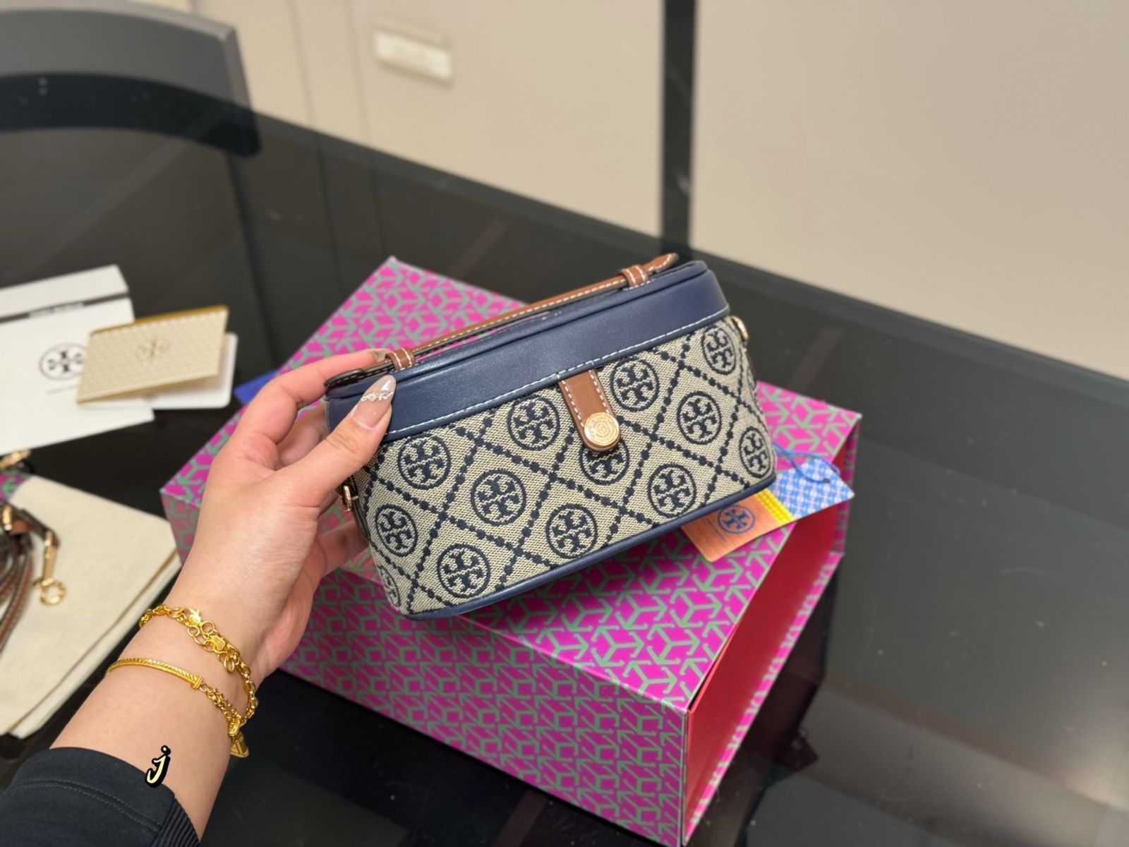 今日 Tory Burch TB ニュー ボックスバッグ with 調節 ハンドル