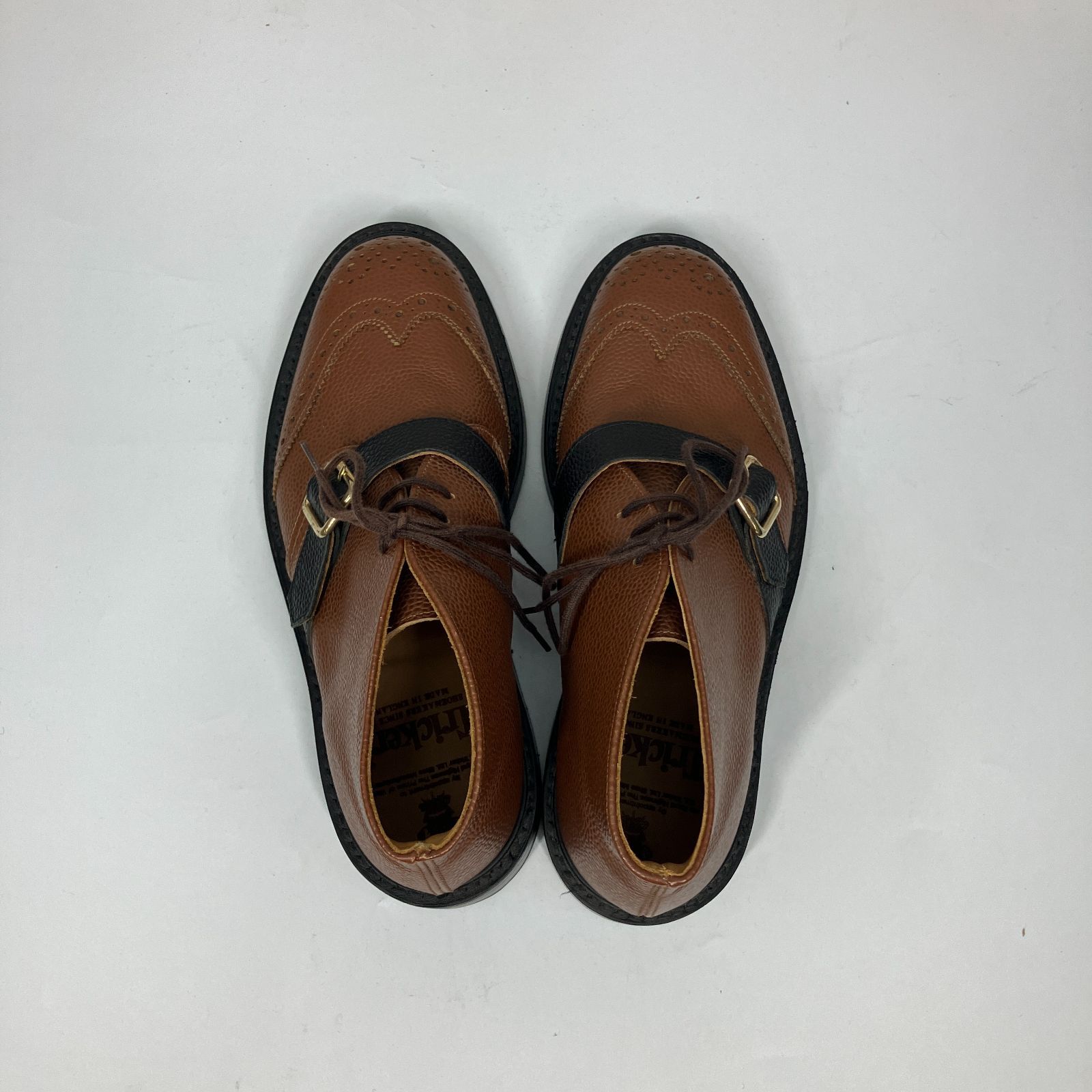 トリッカーズ Tricker's ウィングチップ チャッカブーツ メダリオン UK