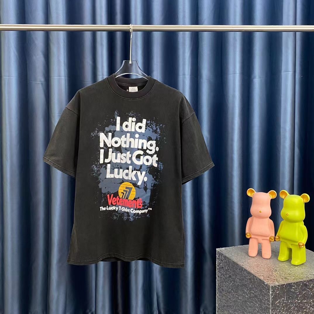 ★クールなデザイン☆VETEMENTSヴェトモン ☆ロゴ TシャツユニセックスI Just Got Lucky