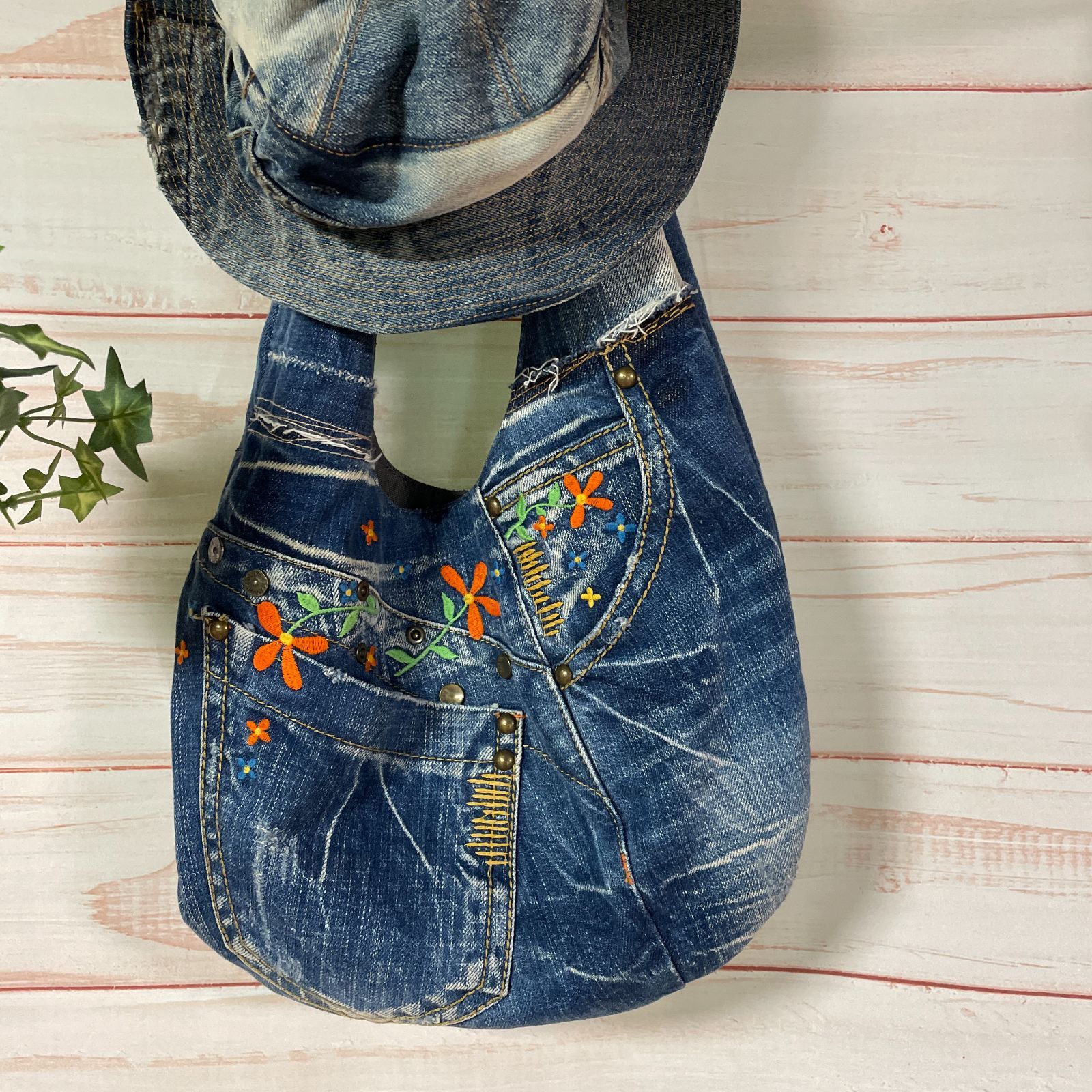 デニムリメイクトートバッグ 花の刺繍が可愛いbag-0023 - メルカリ
