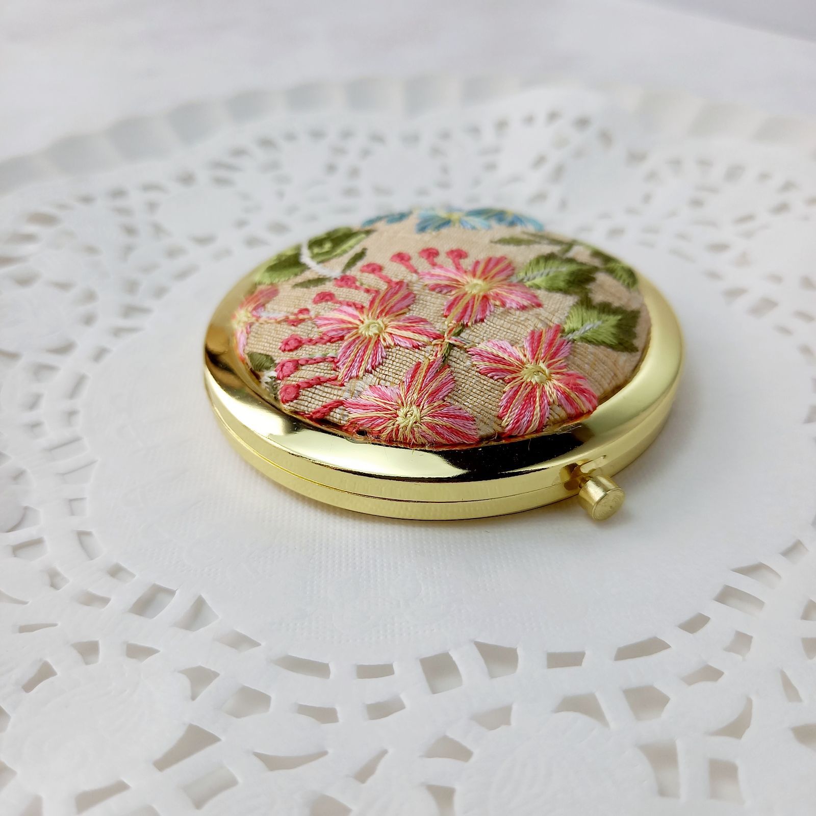 インド刺繍リボンのプッシュ式コンパクトミラー アジサイ柄 - メルカリ