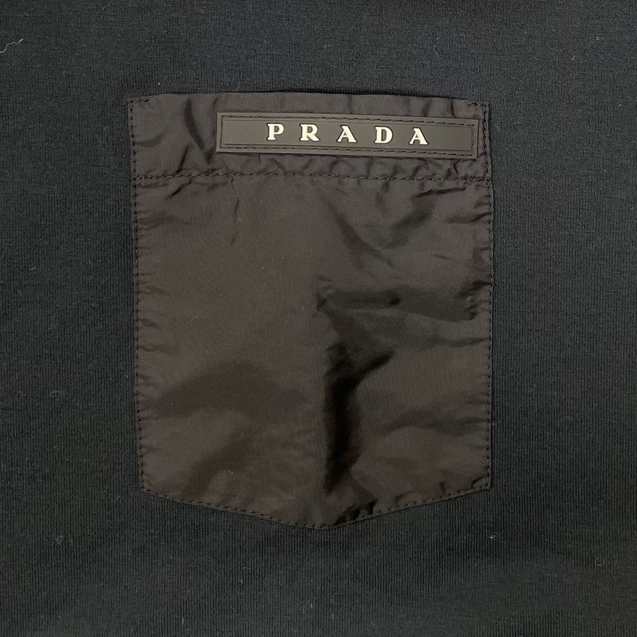 最大5万円OFFクーポン！ PRADA 19ssラバーロゴタートルネックカットソー　プラダ