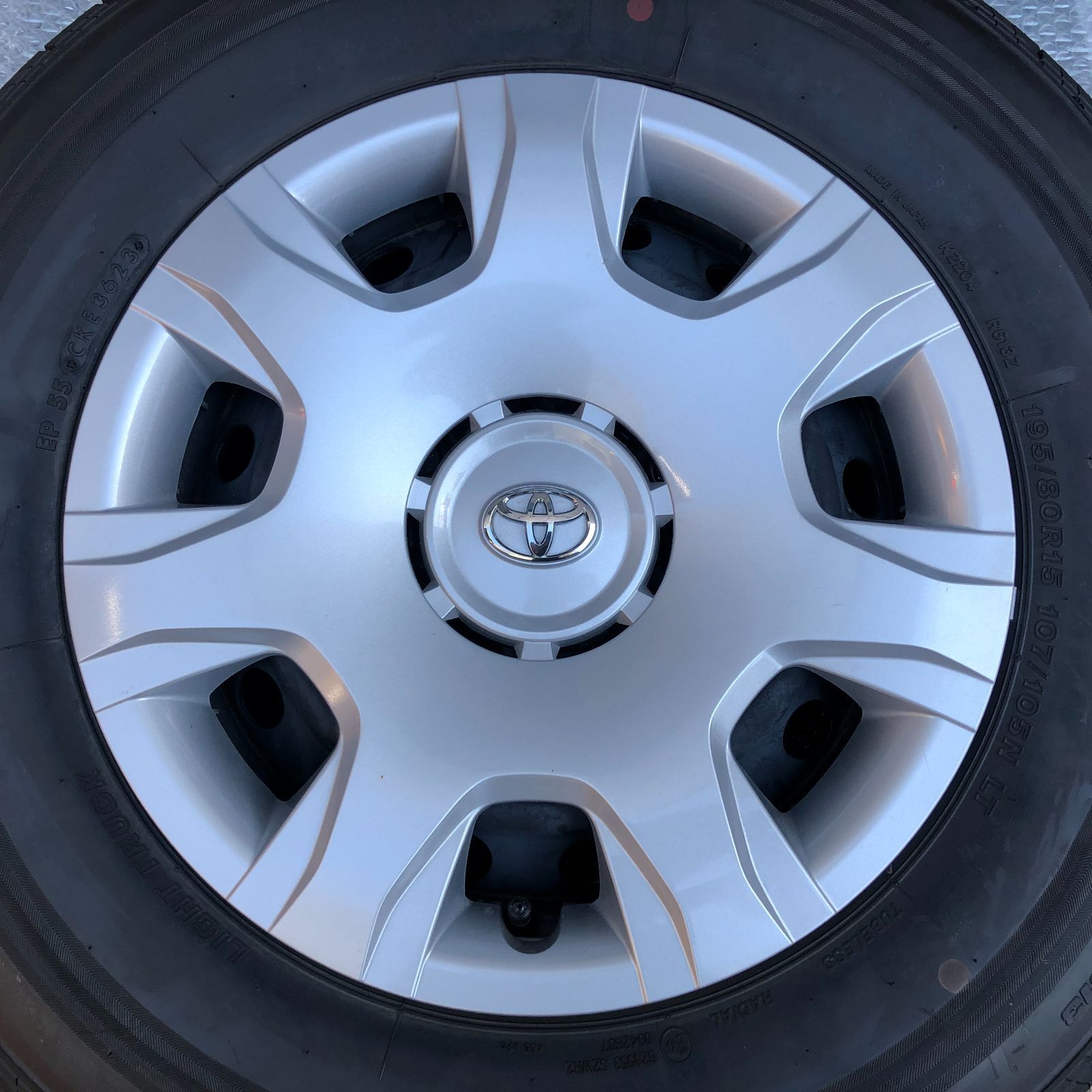 ハイエース200系 新車外し タイヤ、 ホイール４本セット ナット付 ハイエース 200系 6型 新車外し 純正ホイール＆タイヤ 4本セット