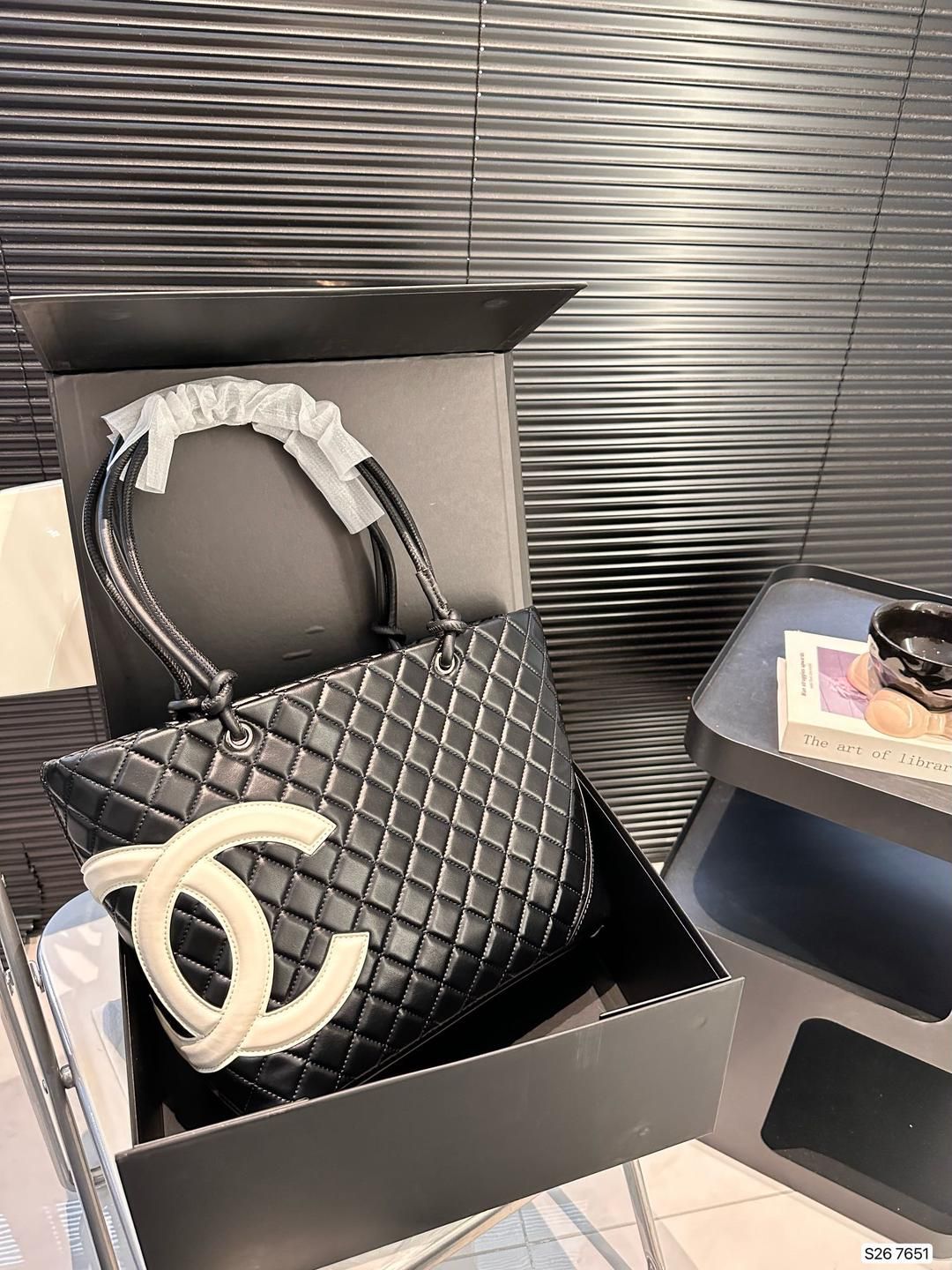 CHANELシャネルの控えめで質感のあるショルダーバッグ