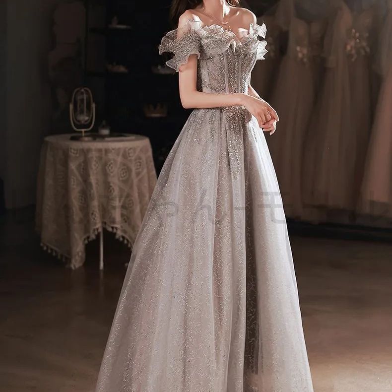 2025 オフショルダー ウェディングドレス フリルデザイン＆グリッター刺繍 2025 Aライン 花嫁 二次会 フォトウェディング向