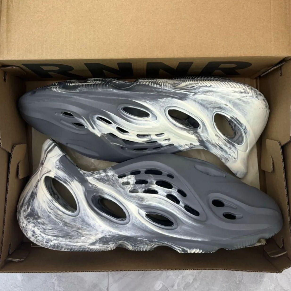 新品未使用 adidas YEEZY Foam Runner 