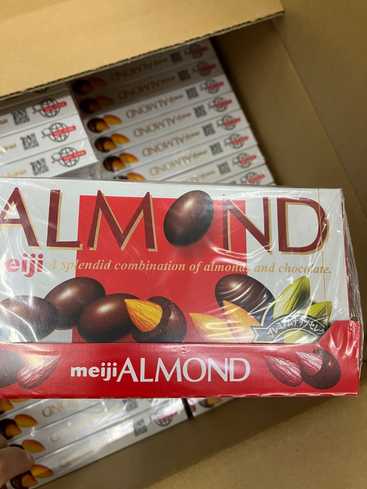 まとめ買い フードロス削減応援 賞味期限間近の商品が 大 明治 アーモンドチョコレート 79ｇ×10個×8こ