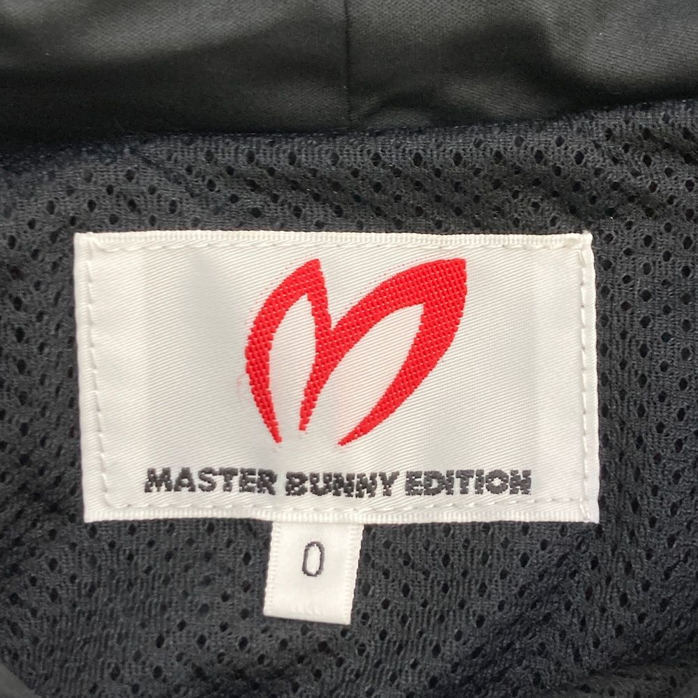 サイズ：0 MASTER BUNNY EDITION マスターバニーエディション  フード付 ナイロンブルゾン ロゴプリント ブラック系 [240101492608] ゴルフウェア レディース ストスト サイズ：0 MASTER BUNNY EDITION マスターバニーエディション