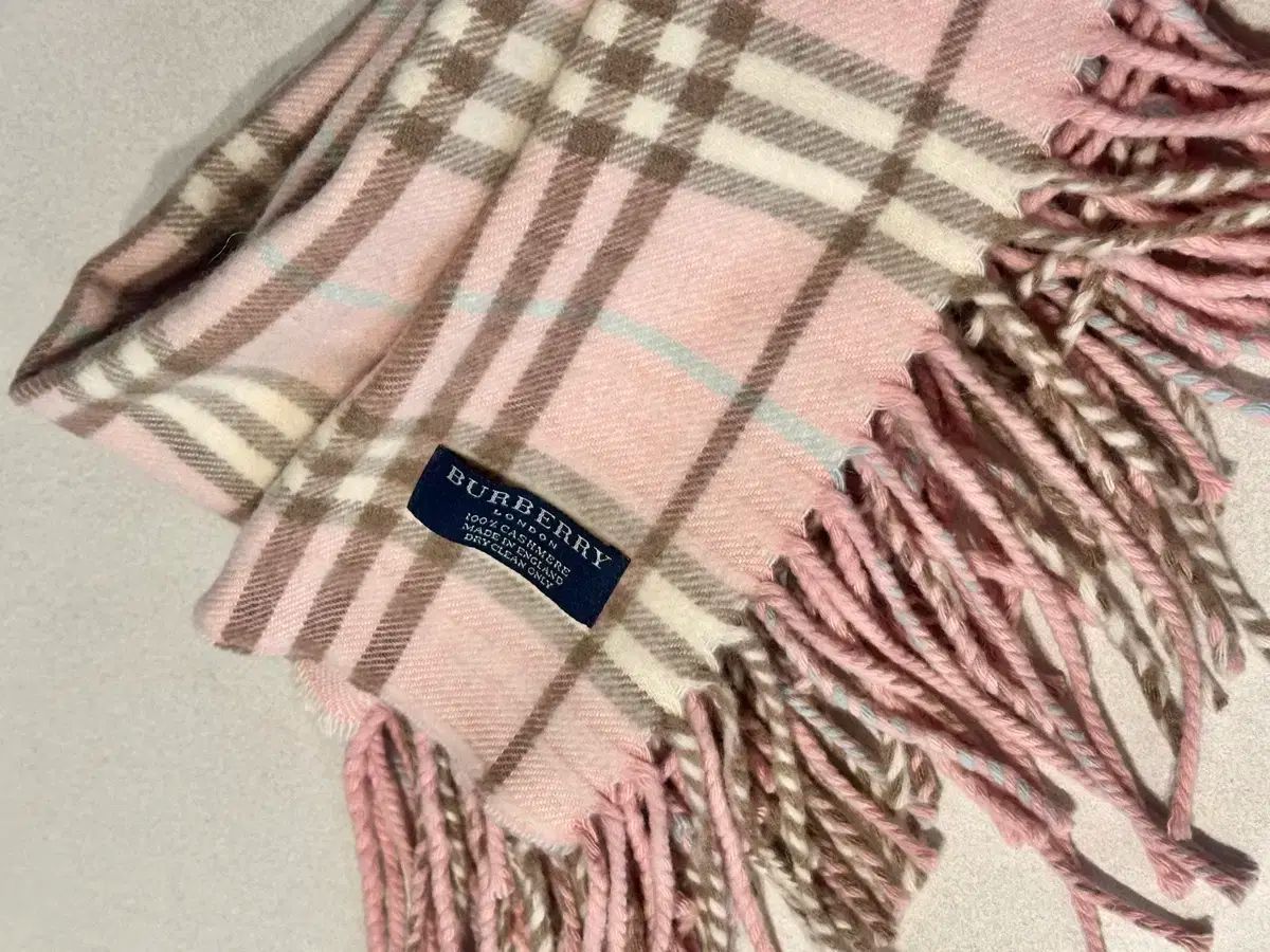 バーバリー　キッズマフラー　ピンク　未使用 BURBERRY(バーバリー) キッズ カシミヤ マフラー - メルカリ