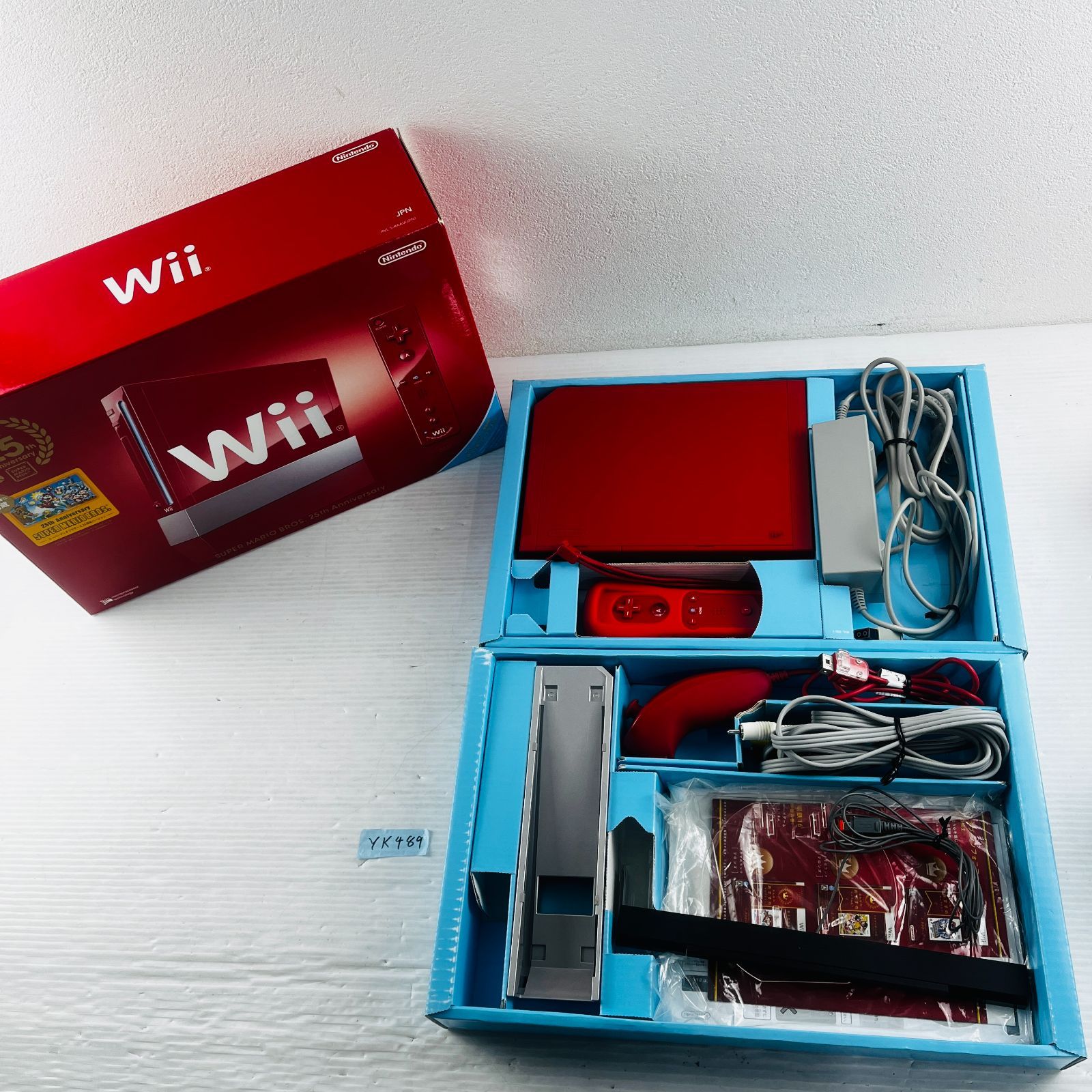 YK489 完品 Nintendo Wii スーパーマリオブラザーズ25周年バージョン マリオ レッド 任天堂 ニンテンドー 家庭用ゲーム機 第7世代 本体 Wiiリモコンプラス ヌンチャク スタンド 周辺機器 箱あり