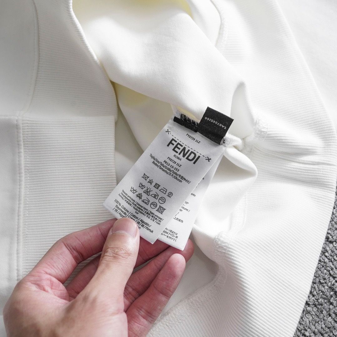 FENDI ホワイト Tシャツ Mサイズ 今日特価】Fendi 25ss FF カラーロゴ刺繍 T シャツ - メルカリ