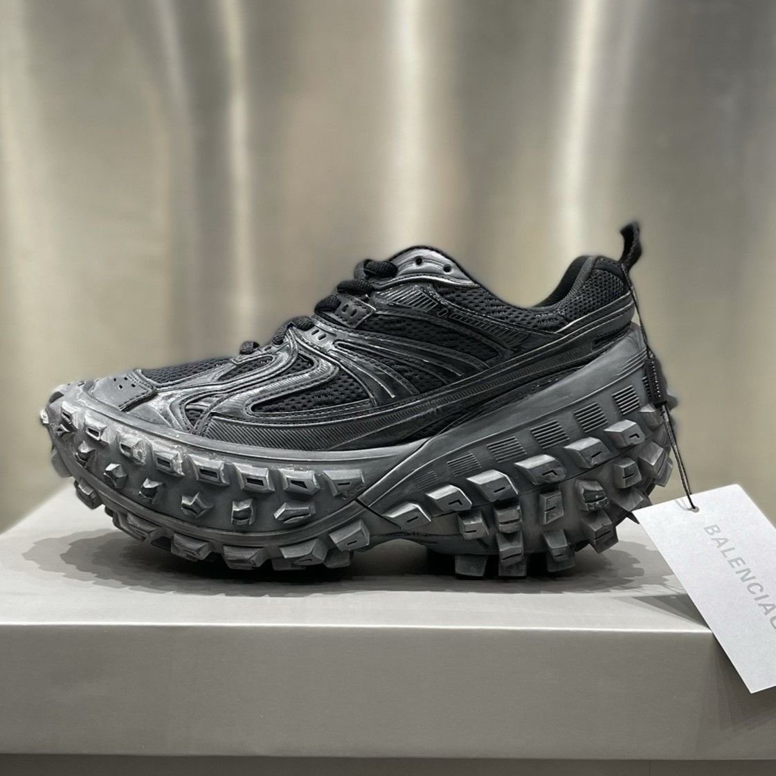 バレンシアガ BALENCIAGA ディフェンダー スニーカー アウトレット アメリカ 輸入品 現物写真 - メルカリ