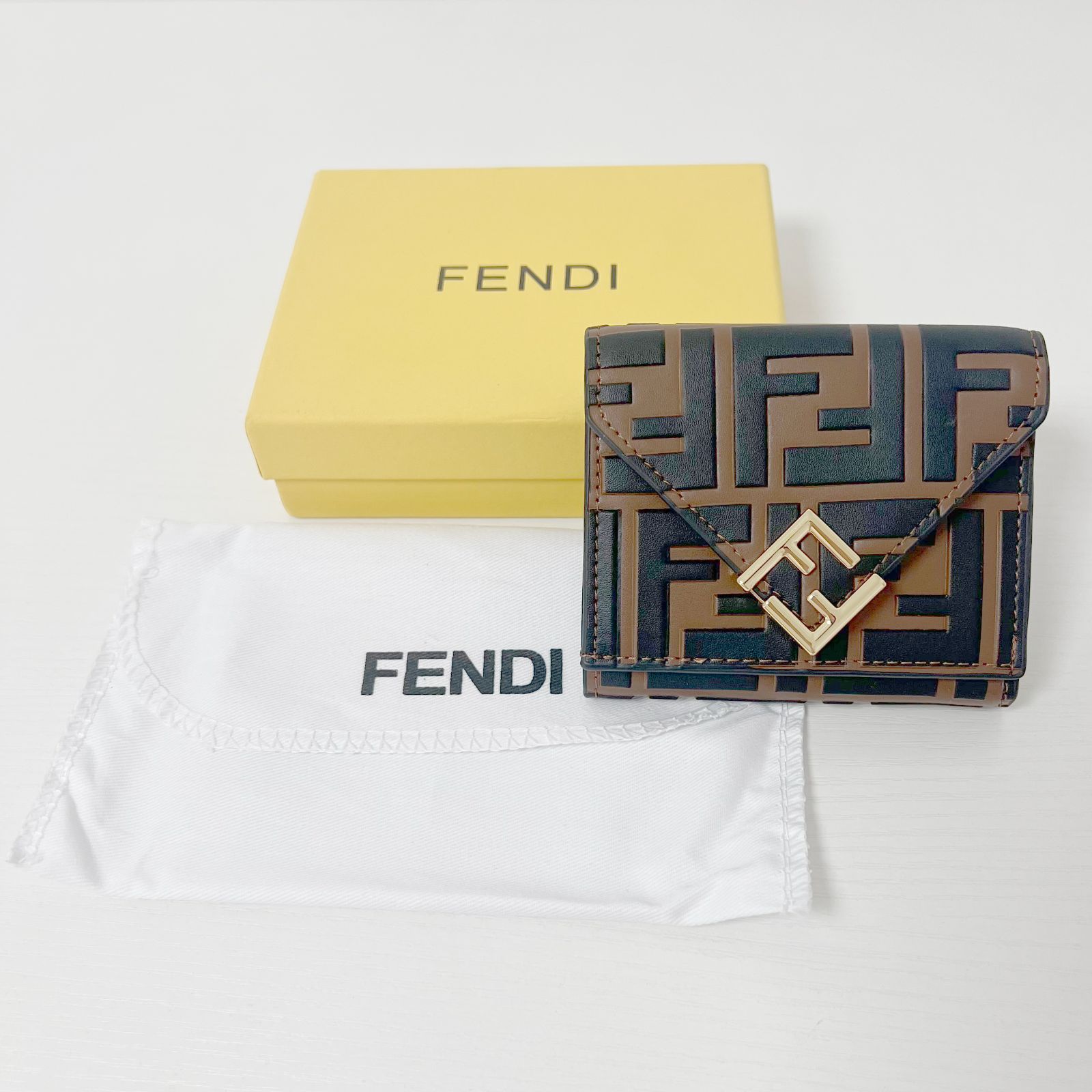 極美品✨フェンディ Fendi 財布 三つ折り ミディアム FF