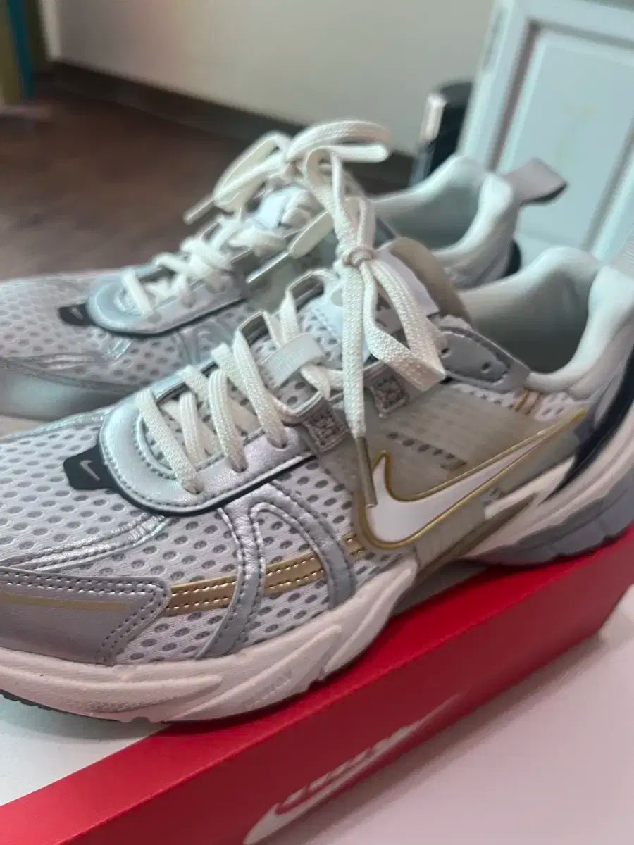 NIKE ナイキ V2K ラン 白 カーキ レディース