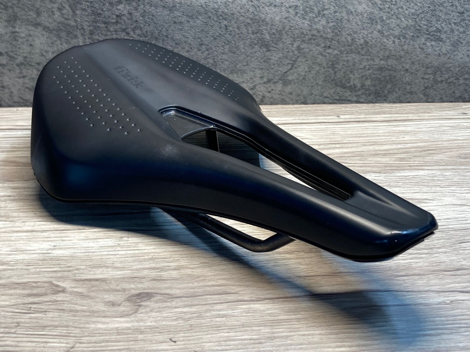 フィジーク fizik TEMPO ARGO R3 150mm kiumレール Amazon | Fizik(フィジーク) ARGO TEMPO R3 kiumﾚｰﾙ ﾌﾞﾗｯｸ 150mm